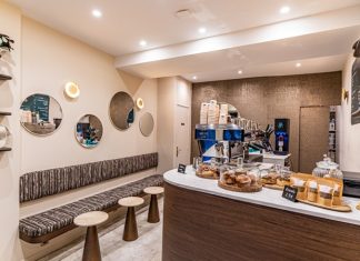 Kahve dükkanları, modern şehir yaşamının en güçlü sosyal alanlarından biri olarak öne çıkıyor. Günün erken saatlerinden geç vakitlere kadar açık olan bu mekânlar, yalnızca kahve tüketilen yerler olmanın çok ötesine geçmiş durumda. Kahve dükkanları, bireylerin çalıştığı, sosyalleştiği, dinlendiği ve hatta kendine zaman ayırdığı alanlar hâline gelerek şehir kültürünün merkezinde konumlanıyor. Konulu bir haber görseli.