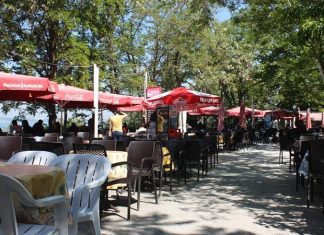 Şehirden Doğaya Açılan Sosyal Alanlar Çay Bahçeleri Çay bahçeleri, Türkiye’de gündelik yaşamın en köklü ve en yaygın sosyalleşme alanlarından biri olarak öne çıkıyor. Park kenarlarında, sahil şeritlerinde, mahalle aralarında ya da tarihi meydanlarda karşımıza çıkan çay bahçeleri, her yaştan insanın bir araya geldiği ortak buluşma noktaları olarak dikkat çekiyor. Bu mekânlar, sadece çay içilen yerler değil; sohbetin, dinlenmenin ve gündelik hayatın paylaşıldığı açık hava alanları olarak şehir kültürünün ayrılmaz bir parçası hâline gelmiş durumda. Konulu bir haber görseli.