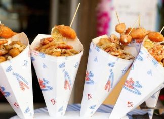Sokak yemekleri standları, şehir yaşamının en canlı ve en erişilebilir gastronomi alanlarından biri olarak kabul ediliyor. Günün her saatinde farklı kesimlerden insanları bir araya getiren bu alanlar, yalnızca hızlı ve uygun fiyatlı yiyecekler sunmakla kalmıyor, aynı zamanda kentin kültürel dokusunu da yansıtıyor. Sokak yemekleri, geçmişten bugüne hem ekonomik hem de sosyal yönleriyle önemli bir yer tutarken, günümüzde gastronomi turizminin de vazgeçilmez parçalarından biri hâline gelmiş durumda. Konulu bir haber görseli.