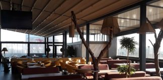 Şehir hayatının hızla akıp gittiği günümüzde insanlar, kalabalıktan uzaklaşabilecekleri ama şehirle bağlarını da koparmayacakları mekânlara yöneliyor. Bu noktada teras kafeler, hem manzara hem de atmosfer açısından sundukları avantajlarla dikkat çekiyor. Yüksek bir noktadan şehri izlerken kahve içmek ya da gün batımını izlemek, modern şehir kültürünün önemli bir parçası hâline gelmiş durumda. Özellikle büyük şehirlerde, beton yoğunluğunun artmasıyla birlikte teraslara olan ilgi her geçen gün daha da artıyor. Konulu bir haber görseli.