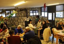 Sanat kafeleri, modern şehir yaşamında estetikle gündelik hayatı buluşturan özel mekânlar olarak öne çıkıyor. Kahve kokusunun tuval boyalarıyla, müziğin sergi duvarlarıyla, sohbetin yaratıcılıkla iç içe geçtiği sanat kafeleri, sadece vakit geçirilen yerler değil; aynı zamanda üretimin, paylaşımın ve düşünsel etkileşimin merkezleri hâline geliyor. Bu mekânlar, sanatı ulaşılmaz bir alan olmaktan çıkararak gündelik hayatın doğal bir parçası hâline getiriyor. Konulu bir haber görseli.