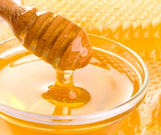 Günümüzde beslenme alışkanlıkları hızla değişirken, rafine şeker tüketimine yönelik farkındalık da her geçen gün artıyor. Aşırı şeker tüketiminin kilo kontrolünden metabolik sorunlara kadar birçok başlıkta tartışılması, tüketicileri farklı şeker alternatifleri arayışına yönlendiriyor. Bu alternatifler yalnızca tatlı ihtiyacını karşılamakla kalmıyor, aynı zamanda daha dengeli bir beslenme düzeni oluşturma isteğine de yanıt veriyor. Konulu bir haber görseli.