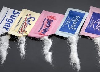 Şekersiz Tatlandırıcılar Sağlıklı Beslenmede Yeni Arayış Günümüzde beslenme alışkanlıkları hızla değişirken, rafine şeker tüketimine yönelik farkındalık da aynı oranda artmaktadır. Özellikle sağlıklı yaşam arayışında olan bireyler, tatlı ihtiyacını karşılamak için farklı seçeneklere yönelmektedir. Bu noktada şekersiz tatlandırıcılar, hem lezzetten ödün vermek istemeyen hem de daha dengeli bir beslenme düzeni kurmayı hedefleyenler için önemli bir alternatif hâline gelmiştir. Geleneksel şekerin yoğun kullanımıyla ilişkilendirilen olumsuz algı, tatlandırıcı pazarının gelişmesini hızlandırmıştır. Konulu bir haber görseli.