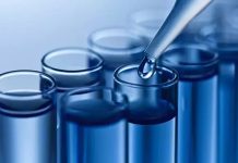 Sıvı alımının dengelenmesi, sağlıklı bir yaşam sürdürmenin en temel ama çoğu zaman göz ardı edilen unsurlarından biri olarak öne çıkıyor. Günlük hayatın yoğun temposu içinde insanlar ne kadar sıvı tükettiklerini fark etmeden günü tamamlayabiliyor. Oysa vücudun büyük bir kısmı sudan oluşur ve bu dengenin korunması, genel yaşam kalitesini doğrudan etkiler. Bu nedenle sıvı alımının dengelenmesi, yalnızca susuzluk hissini gidermekten çok daha fazlasını ifade eder. Konulu bir haber görseli.