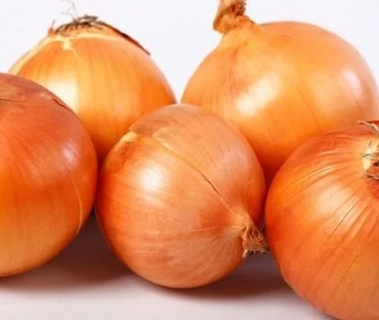 Mutfakların en temel bileşenlerinden biri olan soğan, hem lezzet verici özelliği hem de sağlık açısından sunduğu faydalarla dünya genelinde en çok tüketilen sebzeler arasında yer alıyor. Antik çağlardan bu yana kullanılan soğan, bugün modern mutfakların da vazgeçilmezleri arasında bulunuyor. Çiğ olarak salatalarda, pişmiş halde yemeklerde, çorbalarda ve soslarda kullanılan soğan, hemen her kültürde kendine özgü bir yer edinmiş durumda. Konulu bir haber görseli.