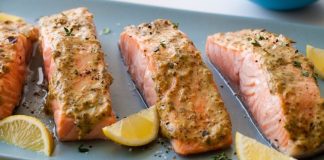 Deniz ürünleri arasında hem besin değeri hem de lezzetiyle özel bir yere sahip olan somon, son yıllarda Türkiye’de ve dünyada en çok tercih edilen balık türlerinden biri haline geldi. Özellikle sağlıklı beslenme trendlerinin güçlenmesi, omega-3 yağ asitlerine olan ilginin artması ve pratik tariflerin yaygınlaşması, somon tüketimini ciddi oranda yükseltti. Bir dönem lüks restoranlarla özdeşleşen bu balık, artık zincir market raflarında, balık tezgâhlarında ve ev mutfaklarında daha sık görülüyor. Konulu bir haber görseli.