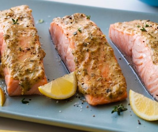 Deniz ürünleri arasında hem besin değeri hem de lezzetiyle özel bir yere sahip olan somon, son yıllarda Türkiye’de ve dünyada en çok tercih edilen balık türlerinden biri haline geldi. Özellikle sağlıklı beslenme trendlerinin güçlenmesi, omega-3 yağ asitlerine olan ilginin artması ve pratik tariflerin yaygınlaşması, somon tüketimini ciddi oranda yükseltti. Bir dönem lüks restoranlarla özdeşleşen bu balık, artık zincir market raflarında, balık tezgâhlarında ve ev mutfaklarında daha sık görülüyor. Konulu bir haber görseli.