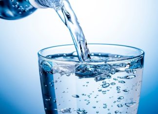 Su Tüketimini Artırma Sağlıklı Yaşam Alışkanlıklarında Daha Fazla Öne Çıkıyor Günlük yaşam temposunun hızlanmasıyla birlikte beslenme ve yaşam alışkanlıkları da yeniden şekilleniyor. Bu süreçte çoğu zaman göz ardı edilen ancak hayati öneme sahip unsurlardan biri su tüketimini artırma konusu oluyor. Vücudun büyük bir bölümünü oluşturan su, yalnızca susuzluğu gidermekle kalmıyor, aynı zamanda birçok temel vücut fonksiyonunun düzenli şekilde işlemesine katkı sağlıyor. Bu nedenle yeterli ve düzenli su tüketimi, sağlıklı yaşam anlayışının temel taşları arasında yer alıyor. Konulu bir haber görseli.