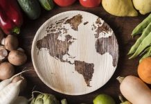 Dünyada artan nüfus, iklim değişikliği ve doğal kaynakların hızla tükenmesi, beslenme alışkanlıklarının yeniden düşünülmesini zorunlu hâle getirmiştir. Bu noktada sürdürülebilir beslenme, hem bireysel sağlık hem de çevresel denge açısından dikkat çeken bir kavram olarak öne çıkmaktadır. Günlük hayatta yapılan gıda tercihleri, yalnızca kişisel sağlığı değil, aynı zamanda tarım sistemlerini, su kaynaklarını ve ekosistemi doğrudan etkilemektedir. Konulu bir haber görseli.