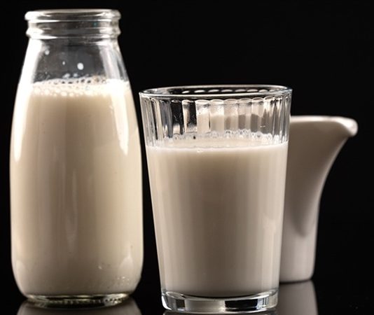 Günlük beslenme alışkanlıklarının vazgeçilmez unsurlarından biri olan süt, hem çocukların gelişimi hem de yetişkinlerin sağlıklı yaşamı için büyük önem taşıyor. Yüzyıllardır sofralarda yer alan bu doğal içecek, içerdiği vitamin ve mineraller sayesinde dengeli beslenmenin temel yapı taşları arasında kabul ediliyor. Son yıllarda artan sağlık bilinciyle birlikte süt tüketimi yeniden yükselişe geçmiş durumda. Konulu bir haber görseli