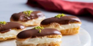 Türk mutfağının en sevilen ve en geniş yelpazeye sahip alanlarından biri olan tatlı hamur işleri, hem günlük sofralarda hem de özel günlerde önemli bir yer tutuyor. Un, şeker, yağ ve süt gibi temel malzemelerin ustalıkla bir araya gelmesiyle ortaya çıkan bu lezzetler, yüzyıllardır kültürel hafızanın bir parçası olarak varlığını sürdürüyor. Tatlı hamur işleri, yalnızca damak zevkine hitap eden ürünler değil, aynı zamanda paylaşma ve misafirperverlik geleneğinin de güçlü bir simgesi olarak görülüyor. Konulu bir haber görseli.