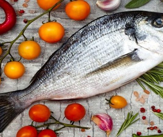 Taze balık pazarı, deniz ürünlerinin en doğal ve en hızlı şekilde tüketiciyle buluştuğu önemli ticaret alanlarından biri olarak öne çıkıyor. Sabahın erken saatlerinden itibaren hareketlenen taze balık pazarı, hem balıkçılar hem de tüketiciler için büyük bir canlılık barındırıyor. Denizden çıkan ürünlerin kısa sürede tezgâhlara ulaşması, balığın lezzeti ve besin değerinin korunması açısından büyük önem taşıyor. Konulu bir haber görseli.