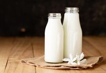 Taze süt, hem beslenme kültürünün hem de yerel ekonominin en temel yapı taşlarından biri olmaya devam ediyor. Son yıllarda doğal ürünlere olan ilginin artmasıyla birlikte taze süt tüketimi yeniden yükselişe geçti. Market raflarında uzun ömürlü ürünler yaygın olsa da, doğrudan üreticiden temin edilen sütler lezzeti, besin değeri ve güven ilişkisiyle öne çıkıyor. Özellikle büyük şehirlerde kurulan üretici pazarları ve kooperatif satış noktaları, tüketiciyle çiftçi arasındaki mesafeyi kısaltıyor. Konulu bir haber görseli.