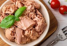 Deniz ürünleri denildiğinde akla ilk gelen türlerden biri olan ton balığı, hem lezzeti hem de besin değeriyle dünya genelinde büyük ilgi görüyor. Son yıllarda sağlıklı beslenme trendlerinin yükselmesiyle birlikte ton balığı tüketimi de ciddi oranda artmış durumda. Market raflarında konserve formuyla sıkça karşımıza çıkan bu değerli deniz ürünü, aynı zamanda restoran menülerinde de farklı pişirme teknikleriyle sunuluyor. Konulu bir haber görseli.