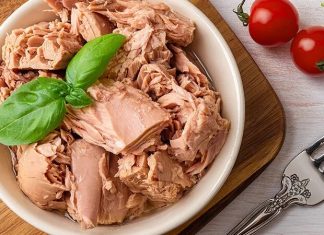 Ton Balığı Sofraların Vazgeçilmezi Olmaya Devam Ediyor Deniz ürünleri denildiğinde akla ilk gelen türlerden biri olan ton balığı, hem lezzeti hem de besin değeriyle dünya genelinde büyük ilgi görüyor. Son yıllarda sağlıklı beslenme trendlerinin yükselmesiyle birlikte ton balığı tüketimi de ciddi oranda artmış durumda. Market raflarında konserve formuyla sıkça karşımıza çıkan bu değerli deniz ürünü, aynı zamanda restoran menülerinde de farklı pişirme teknikleriyle sunuluyor. Konulu bir haber görseli.