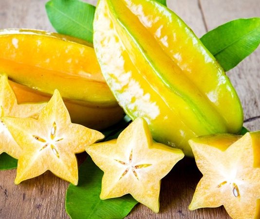 Son yıllarda beslenme alışkanlıklarının çeşitlenmesiyle birlikte tropikal meyveler, sofralarda daha görünür hale gelmeye başladı. Uzak coğrafyalardan gelen bu meyveler, farklı aromaları ve zengin besin içerikleriyle dikkat çekiyor. Özellikle büyük şehirlerde artan talep, tropikal meyveleri yalnızca lüks bir ürün olmaktan çıkararak günlük beslenmenin bir parçası haline getiriyor. Konulu bir haber görseli.