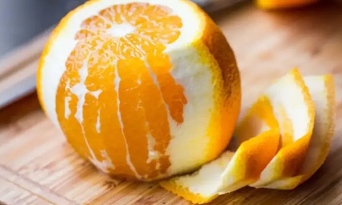 Beslenme alışkanlıkları her geçen gün daha bilinçli hale gelirken, sofralarda renk çeşitliliği de önemli bir kriter olarak öne çıkıyor. Özellikle turuncu sebzeler, hem canlı görünümleri hem de mutfakta sundukları kullanım alanlarıyla dikkat çekiyor. Havuç, balkabağı, tatlı patates ve turuncu biber gibi ürünler, son yıllarda sağlıklı beslenme anlayışının sembollerinden biri haline gelmiş durumda. Konulu bir haber görseli.