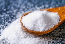 Beslenme alışkanlıkları, toplumların sağlık düzeyini doğrudan etkileyen en önemli unsurlar arasında yer alıyor. Son yıllarda özellikle tuz tüketimi konusunda artan farkındalık, mutfaklarda önemli değişimlere yol açtı. Tuzsuz veya az tuzlu pişirme, bu değişimin merkezinde bulunuyor ve hem bireysel hem de toplumsal sağlık açısından dikkat çekici bir yaklaşım olarak öne çıkıyor. Geleneksel mutfak alışkanlıklarında yoğun şekilde kullanılan tuz, artık daha bilinçli ve kontrollü bir şekilde ele alınıyor. Konulu bir haber görseli.