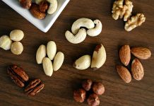 Yağlı tohumlar, geçmişten günümüze hem geleneksel mutfaklarda hem de modern beslenme anlayışında önemli bir yer edinmiş besin grupları arasında bulunuyor. Ay çekirdeği, susam, keten tohumu, chia tohumu ve kabak çekirdeği gibi ürünleri kapsayan bu grup, içerdiği yüksek besin değeri sayesinde sağlıklı yaşamın temel taşlarından biri olarak kabul ediliyor. Günlük beslenme düzenine dengeli şekilde eklendiğinde, vücut fonksiyonlarının daha düzenli çalışmasına katkı sağlayan yağlı tohumlar, doğal ve besleyici yapılarıyla dikkat çekiyor. Konulu bir haber görseli.