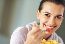 Yavaş yeme, modern yaşamın hızına karşı geliştirilen bilinçli beslenme yaklaşımlarından biri olarak son yıllarda daha fazla konuşulmaya başlanmıştır. Günlük hayatın temposu arttıkça yemeklerin hızlı tüketilmesi sıradan bir davranış haline gelirken, yavaş yeme kavramı bu alışkanlığa alternatif bir farkındalık sunmaktadır. Besinle kurulan ilişkinin sadece doymakla sınırlı olmadığını vurgulayan bu yaklaşım, yeme eylemini daha bilinçli ve kontrollü hale getirmeyi amaçlar. Konulu bir haber görseli.