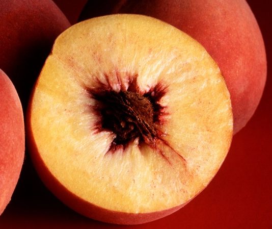 Şeftali, yaz aylarının gelişiyle birlikte pazarlarda en çok dikkat çeken meyvelerden biri olarak öne çıkıyor. Kadifemsi kabuğu, sulu yapısı ve dengeli tatlı aromasıyla şeftali, hem taze tüketimde hem de mutfak kültüründe önemli bir yere sahip. Türkiye’de yaz mevsimiyle özdeşleşen bu meyve, yalnızca lezzetiyle değil, üretimden tüketime uzanan geniş etkisiyle de dikkat çekiyor. Konulu bir haber görseli.