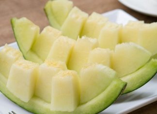 Yazın Tatlı Nefesi Kavun Sofralarda Yeniden Yerini Alıyor Kavun, yaz aylarının yaklaşmasıyla birlikte pazarlarda ve sofralarda daha sık görülmeye başlayan, aroması ve tatlı yapısıyla dikkat çeken bir meyve olarak öne çıkıyor. Serinletici etkisi ve doyurucu özelliği sayesinde kavun, sıcak havalarda tercih edilen doğal besinler arasında yer alıyor. Türkiye’de geniş bir üretim alanına sahip olan kavun, hem geleneksel tüketim alışkanlıklarında hem de modern beslenme anlayışında kendine sağlam bir yer edinmiş durumda. Konulu bir haber görseli.