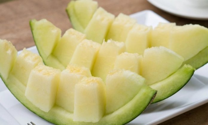 Kavun, yaz aylarının yaklaşmasıyla birlikte pazarlarda ve sofralarda daha sık görülmeye başlayan, aroması ve tatlı yapısıyla dikkat çeken bir meyve olarak öne çıkıyor. Serinletici etkisi ve doyurucu özelliği sayesinde kavun, sıcak havalarda tercih edilen doğal besinler arasında yer alıyor. Türkiye’de geniş bir üretim alanına sahip olan kavun, hem geleneksel tüketim alışkanlıklarında hem de modern beslenme anlayışında kendine sağlam bir yer edinmiş durumda. Konulu bir haber görseli.