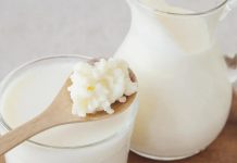 Yoğurt ve kefir, yüzyıllardır Anadolu mutfağının temel taşları arasında yer alırken günümüzde modern beslenme anlayışının da vazgeçilmez ürünleri haline geldi. Özellikle yoğurt ve kefir, doğal fermantasyon süreçleri sayesinde hem lezzet hem de besin değeri açısından öne çıkıyor. Son yıllarda sağlıklı yaşam trendlerinin yükselmesiyle birlikte bu iki fermente süt ürünü, sadece geleneksel sofralarda değil, sporcu beslenmesinden diyet listelerine kadar geniş bir alanda tüketiliyor. Konulu bir haber görseli.