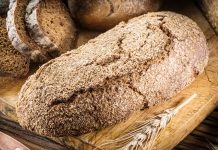 Anadolu’nun zengin mutfak kültürü, yüzyıllar boyunca farklı iklimler, coğrafyalar ve yaşam biçimleriyle şekillenmiş durumda. Bu kültürel birikimin en güçlü sembollerinden biri ise yöresel ekmekler olarak öne çıkıyor. Her bölgenin kendi buğdayı, unu, pişirme yöntemi ve gelenekleriyle ortaya çıkan bu ekmekler, yalnızca bir besin değil aynı zamanda kültürel bir miras niteliği taşıyor. Günümüzde modern fırıncılık yaygınlaşsa da, yöresel ekmeklere olan ilgi giderek artıyor. Konulu bir haber görseli.