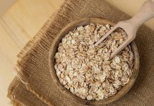 Son yıllarda beslenme alışkanlıklarında yaşanan değişimle birlikte yulaf tüketimi, sağlıklı yaşam arayışında olan bireylerin öncelikli tercihleri arasında yer almaya başladı. Lif oranı yüksek, doyurucu ve farklı tariflere uyarlanabilir yapısıyla yulaf, hem geleneksel hem de modern mutfaklarda kendine sağlam bir yer edinmiş durumda. Özellikle kahvaltı kültürünün dönüşmesi, yulafın günlük beslenmede daha görünür olmasını sağladı. Konulu bir haber görseli.