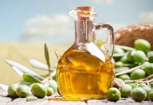 Anadolu mutfağının temel taşlarından biri olan zeytinyağı, yalnızca bir yağ türü değil, aynı zamanda kültürel bir miras olarak kabul ediliyor. Yüzyıllardır Akdeniz coğrafyasında üretilen ve tüketilen zeytinyağı, günümüzde de sofraların vazgeçilmez unsurları arasında yer alıyor. Hem geleneksel mutfaklarda hem de modern beslenme anlayışında kendine güçlü bir yer edinmiş durumda. Konulu bir haber görseli.