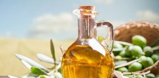 Anadolu mutfağının temel taşlarından biri olan zeytinyağı, yalnızca bir yağ türü değil, aynı zamanda kültürel bir miras olarak kabul ediliyor. Yüzyıllardır Akdeniz coğrafyasında üretilen ve tüketilen zeytinyağı, günümüzde de sofraların vazgeçilmez unsurları arasında yer alıyor. Hem geleneksel mutfaklarda hem de modern beslenme anlayışında kendine güçlü bir yer edinmiş durumda. Konulu bir haber görseli.