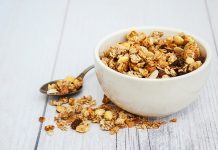 Granola ve müsli, son yıllarda sağlıklı yaşam ve dengeli beslenme trendlerinin güçlenmesiyle birlikte sofralarda daha sık yer almaya başladı. Özellikle güne enerjik başlamak isteyen bireyler için bu ürünler, pratikliği ve besleyici içeriğiyle dikkat çekiyor. Kahvaltıdan ara öğünlere kadar geniş bir kullanım alanına sahip olan granola ve müsli, modern beslenme anlayışının önemli bir parçası haline gelmiş durumda. Konulu bir haber görseli.
