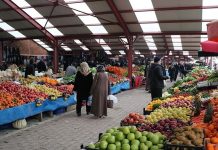 Haftalık sebze meyve pazarı, şehir yaşamının hızına rağmen geleneksel alışveriş kültürünü ayakta tutan önemli alanlardan biri olarak öne çıkıyor. Her hafta belirli günlerde kurulan bu pazarlar, taze ürünlere doğrudan ulaşma imkânı sunarken aynı zamanda sosyal bir buluşma noktası olma özelliğini de sürdürüyor. Haftalık sebze meyve pazarı, yalnızca alışveriş yapılan bir alan değil, üretici ile tüketici arasındaki bağın kurulduğu canlı bir ekosistem olarak değerlendiriliyor. Konulu bir haber görseli.