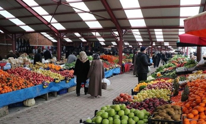 Haftalık Sebze Meyve Pazarı Alışveriş Kültüründe Canlılığını Koruyor Haftalık sebze meyve pazarı, şehir yaşamının hızına rağmen geleneksel alışveriş kültürünü ayakta tutan önemli alanlardan biri olarak öne çıkıyor. Her hafta belirli günlerde kurulan bu pazarlar, taze ürünlere doğrudan ulaşma imkânı sunarken aynı zamanda sosyal bir buluşma noktası olma özelliğini de sürdürüyor. Haftalık sebze meyve pazarı, yalnızca alışveriş yapılan bir alan değil, üretici ile tüketici arasındaki bağın kurulduğu canlı bir ekosistem olarak değerlendiriliyor. Konulu bir haber görseli.