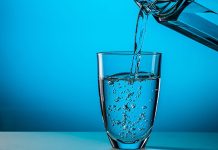 Su, yaşamın temel unsurlarından biri olarak insan hayatının merkezinde yer alıyor. Günlük hayatta tüketilen suyun kaynağı, içeriği ve kullanım amacı ise giderek daha fazla önem kazanıyor. Bu noktada su çeşitleri, yalnızca bir içecek tercihi değil, aynı zamanda sağlık, çevre ve yaşam tarzı ile doğrudan ilişkili bir konu olarak öne çıkıyor. Doğal kaynaklardan elde edilen sulardan arıtılmış seçeneklere kadar uzanan bu çeşitlilik, tüketicilerin bilinçli seçimler yapmasını gerekli kılıyor. Konulu bir haber görseli.